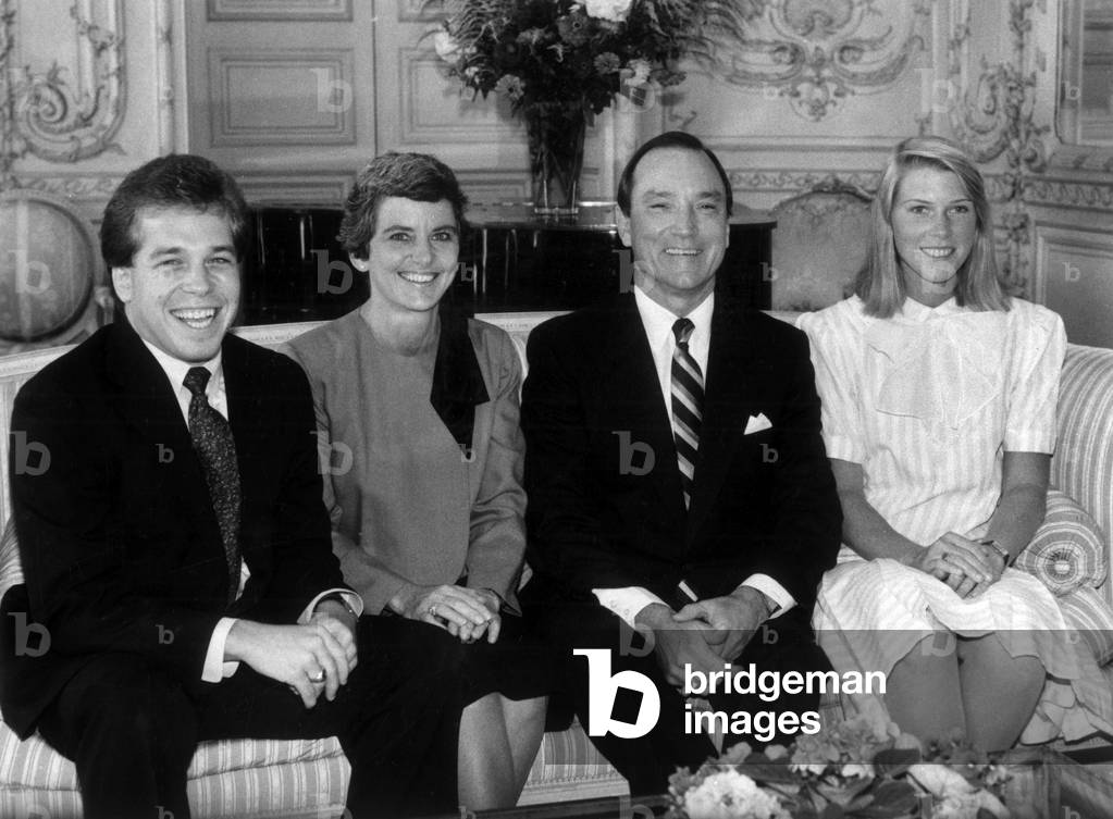 Mr Joe M. Rodgers New Ambassador of the United States In Paris At His Arrival In Paris In His Residence Du Faubourg Saint-Honore With His Wife Honey Their Daughter Jan And Their Son Mason In August 1985 (b/w photo)