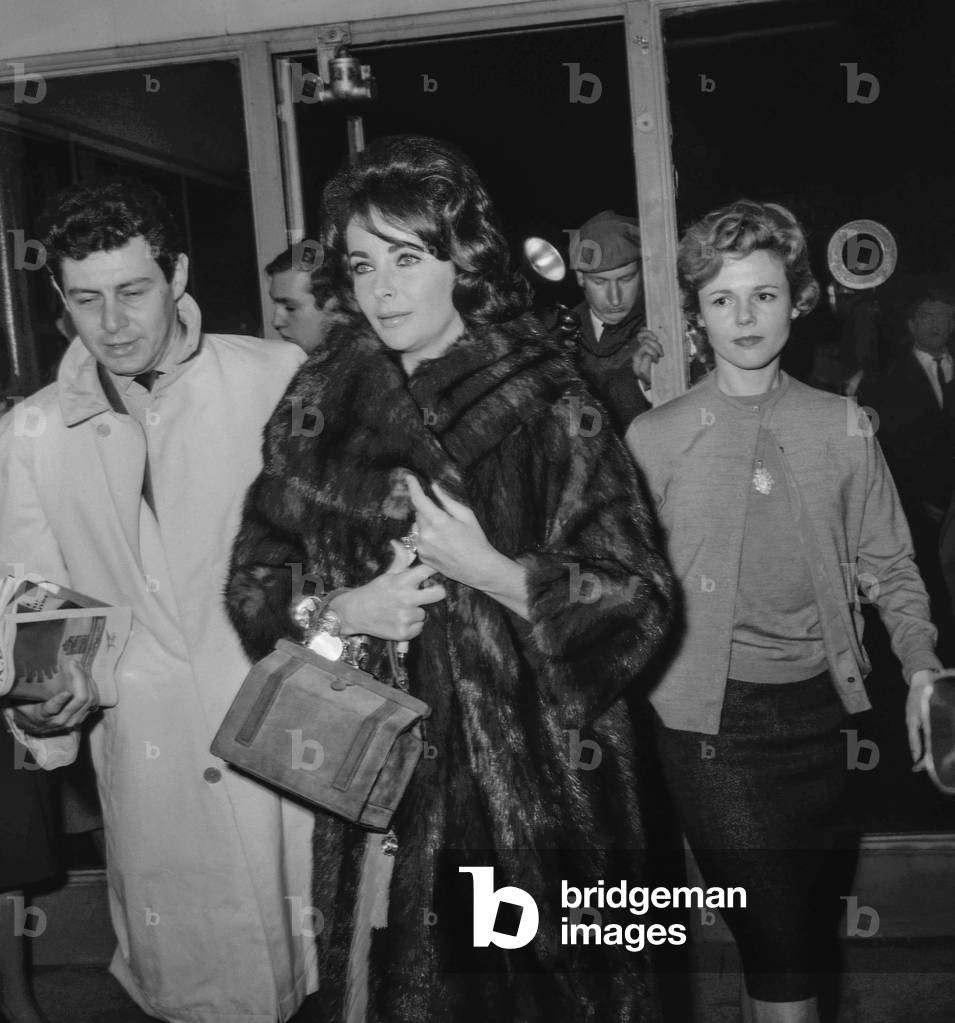 Liz Taylor arriving at Orly airport in Paris on November 26, 1960. She's coming from London where she played 