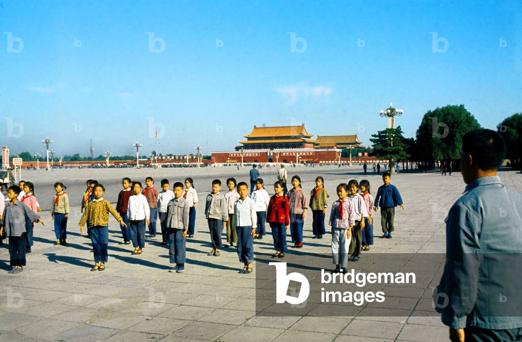Tienanmen Square in Peking in China in September 1973, Photo Taken during Visit of Georgespompidou in China, here A Teacher and his Pupils For A Gymnastics Lesson. in The Background, We Can See The Forbidden City (photo)