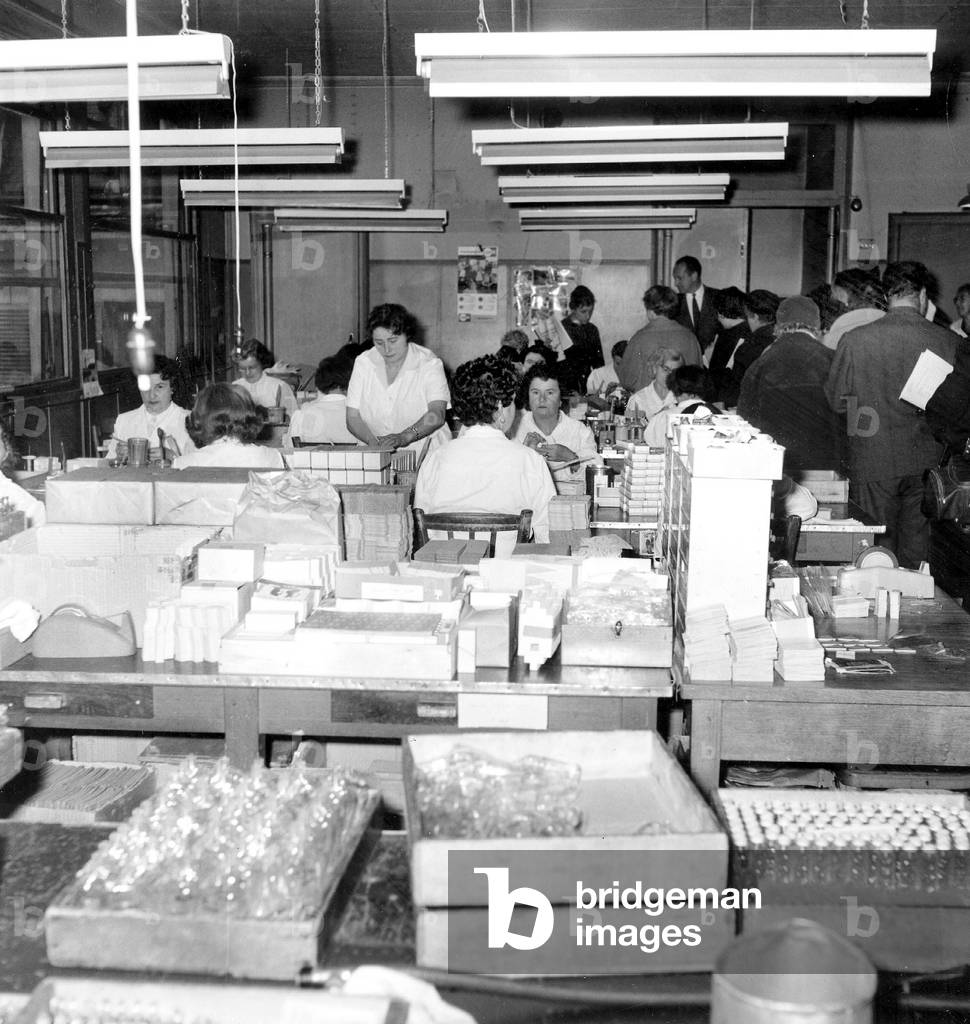 Weill Fragance Factory in Paris October 21, 1960 (b/w photo)