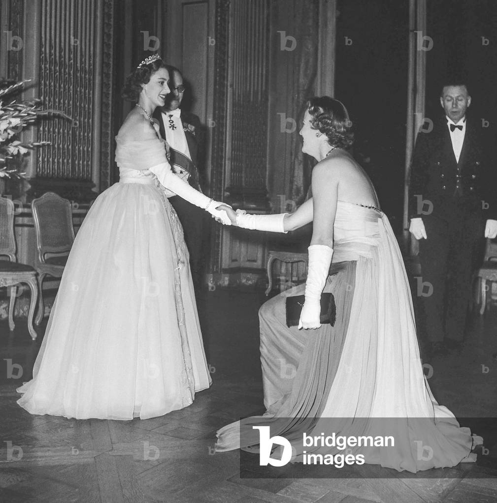 Ball given at the Cercle Interallie in Paris at time of the private stay of Princess Margaret of England in Paris, November 21, 1951 : Princess Margaret with Mrs Kosciusko (b/w photo)