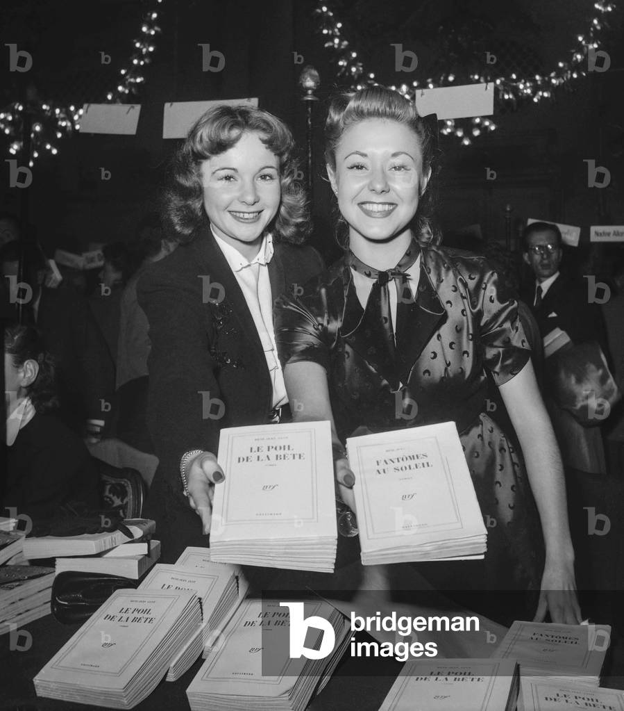 Book sale, at the Palais d'Orsay, Paris, October 13, 1951 : French actresses Francoise Arnoul and Maria Riquelme (b/w photo)