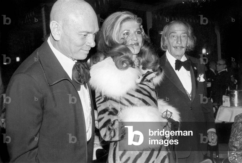 Yul Brynner Baronness Marie-Helene of Rothschild and Salvador Dali at Premiere of Cabaret Revue Lido December 13, 1973 (b/w photo)