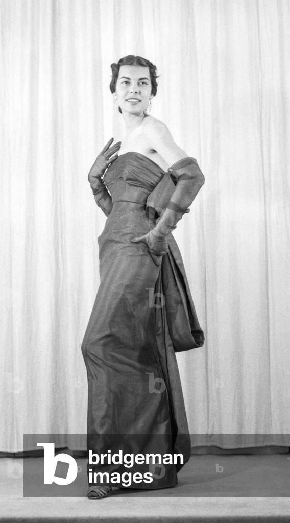 Maggy Rouff fashion, Paris, February 9, 1951 : strapless dress and gloves (b/w photo)
