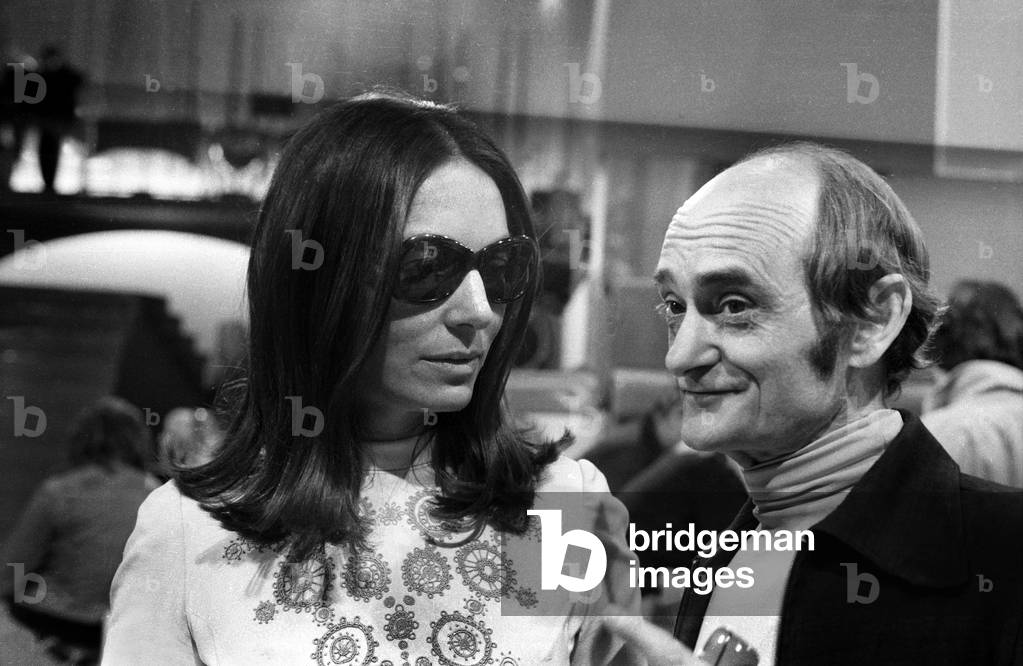 Nana Mouskouri And The Sim Actor On Tv Show “Systeme Z” April 9, 1975 Neg: Cx8018 (b/w photo)