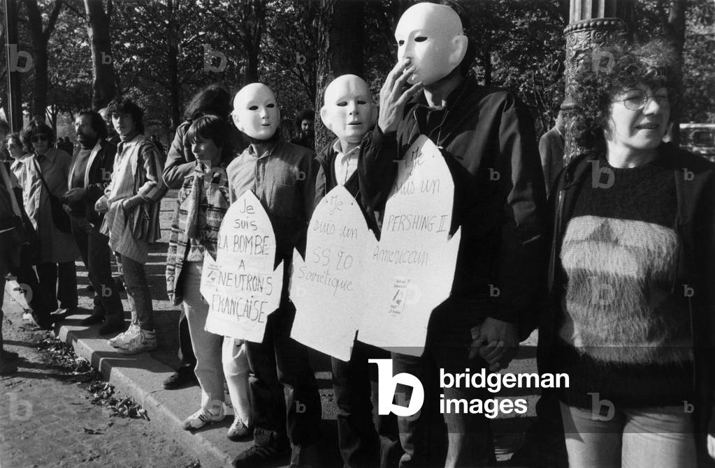 Manifestation A Paris Debut Des Annees 1980 --- (b/w photo)