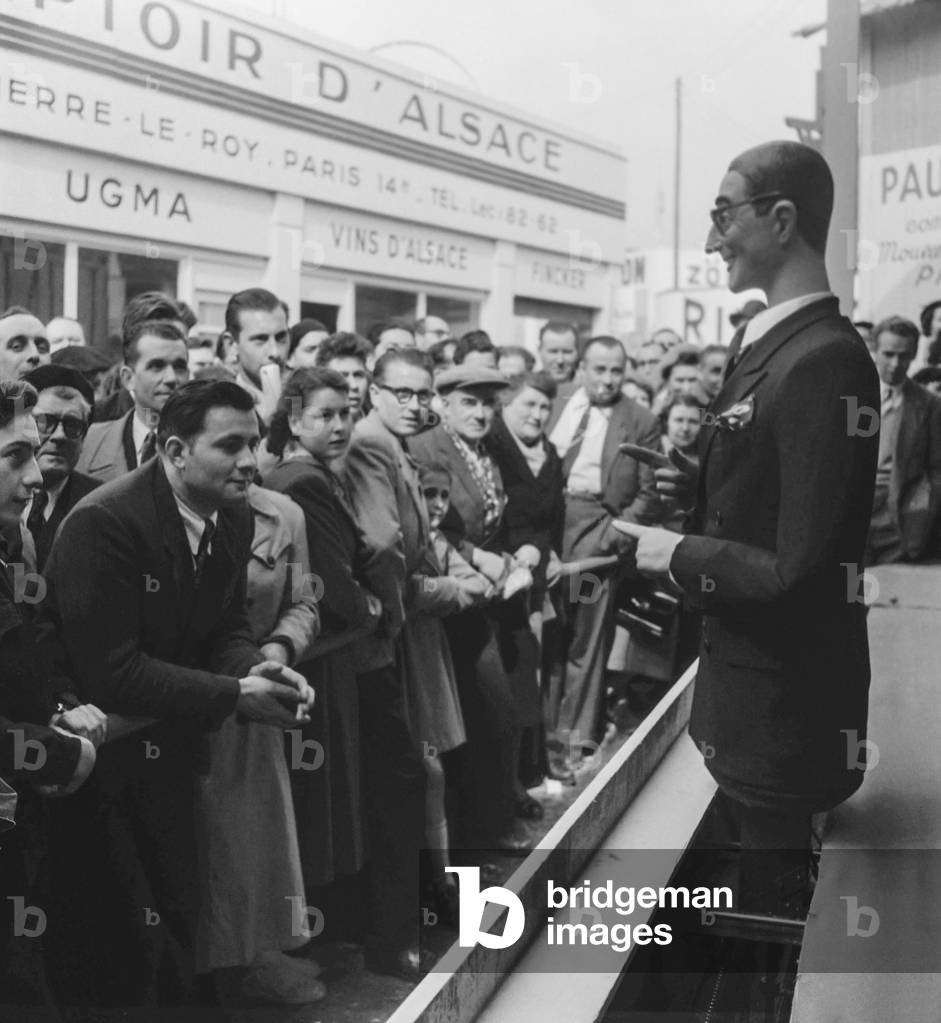 Foire de Paris, May 1st, 1951 : a robot (b/w photo)