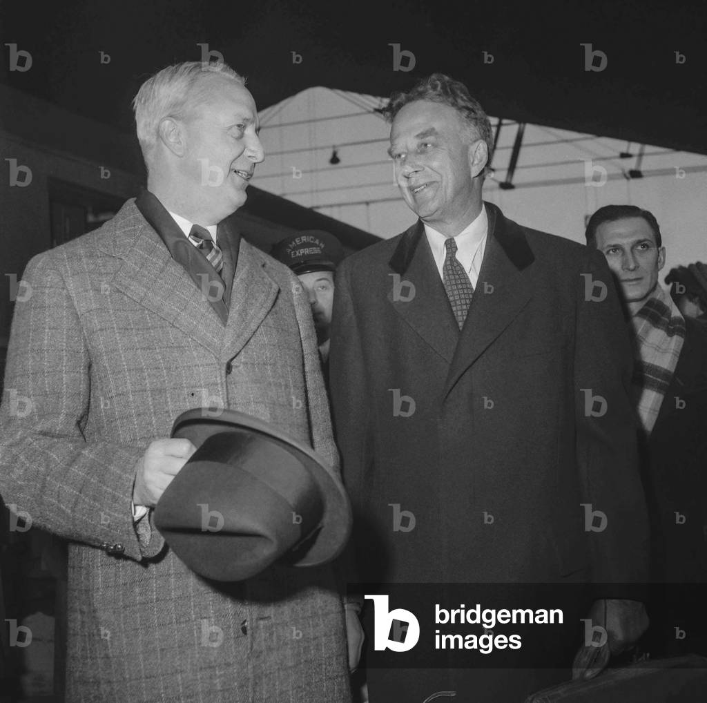 Philip Jessup, US  Ambassador at Large, and David Bruce, American amabassador in Paris, at the station, Paris, March 12, 1950 (b/w photo)