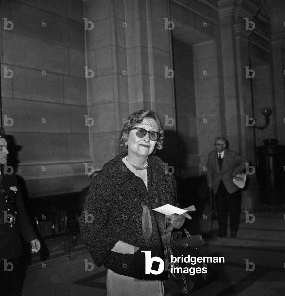 Helene Hoppenot in front of the courthouse on the occasion of the trial of Challe and Zeller on 30 May 1961 (Case of the Putsch of the French Generals in Algiers during the Algerian War) Neg: B22726 (b/w photo)