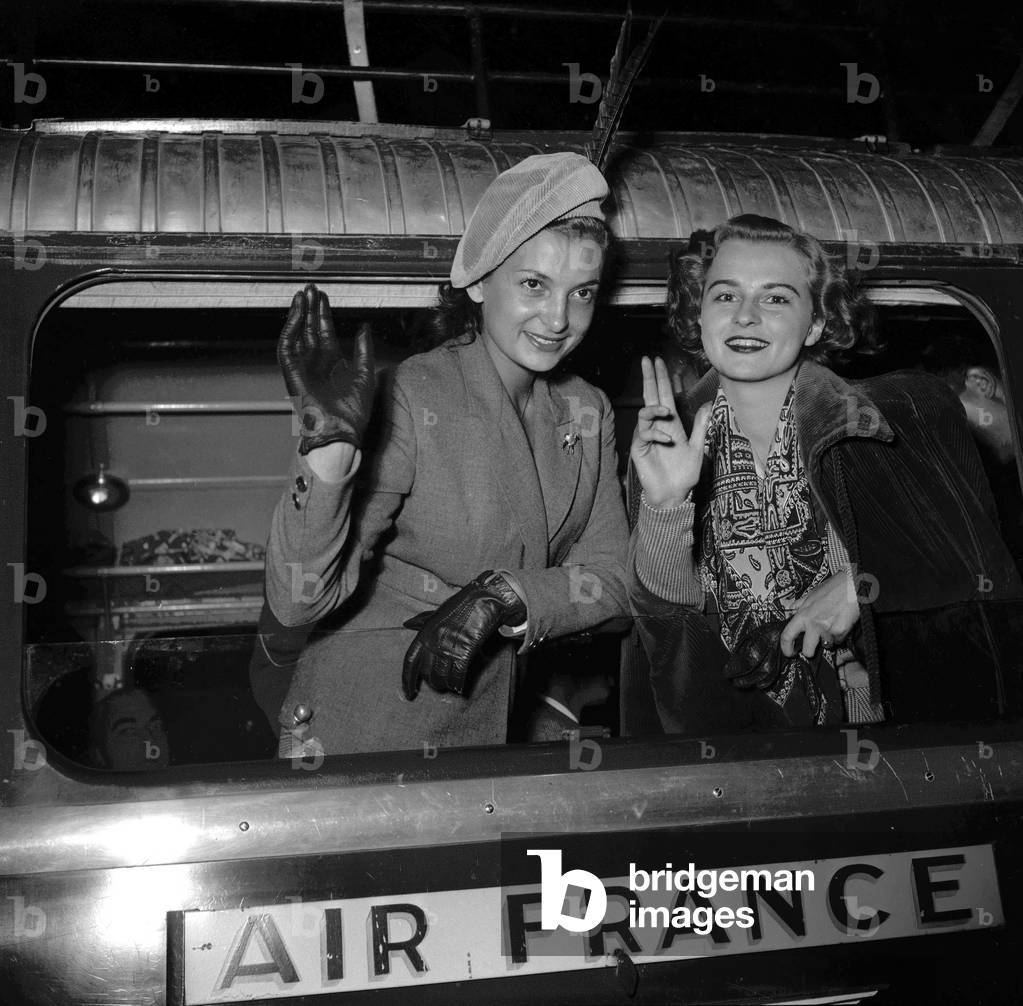 Juliette Figueras (Miss France) and Ellenor Wedel (Miss Denmark) at the Invalides station in Paris. They are leaving for Palermo for Miss Europe election (winner : Juliette Figueras), Paris, September 12, 1949 (b/w photo)