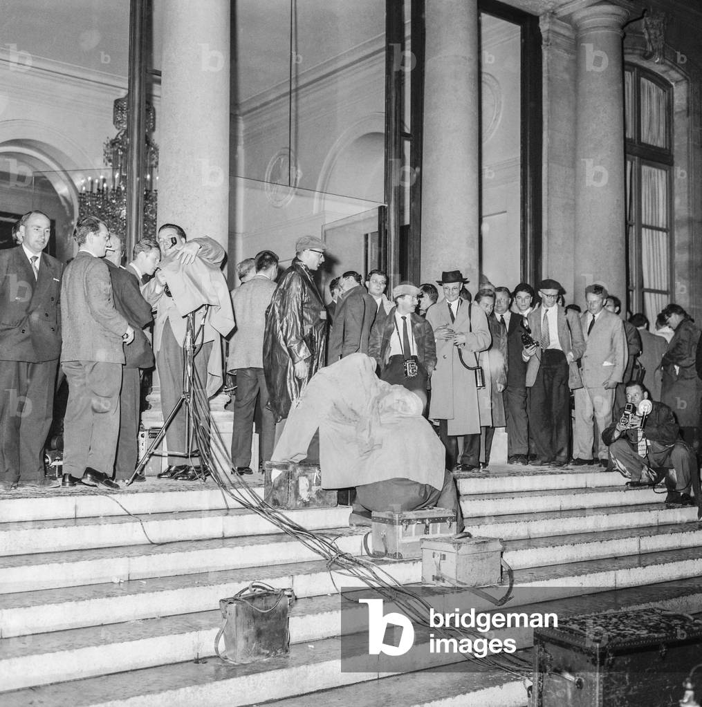 1st Council of Ministers of De Gaulle governement, Elysee, Paris, June 1958 : the journalists are waiting under the rain (b/w photo)