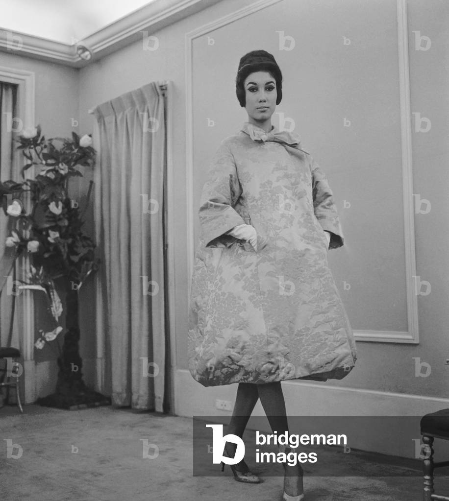 Presentation of Lanvin fashion (by Castillo), Autumn/Winter 1960 - 1961, Paris : coat (b/w photo)