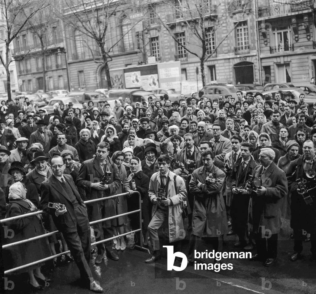 Funeral of Vera Clouzot, Paris, December 19, 1960 : the crowd outside the chruch (b/w photo)