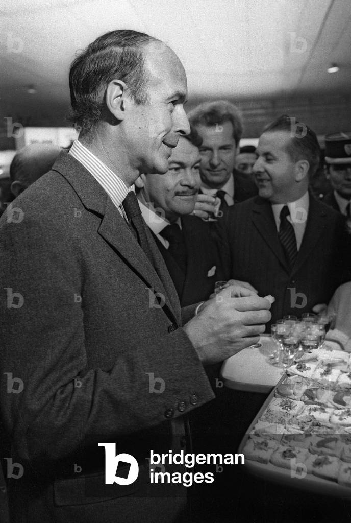 Opening of the Foire de Paris, April 29, 1972 : French minister of economy Valery Giscard d'Estaing (VGE) at the stand of Poland (b/w photo)