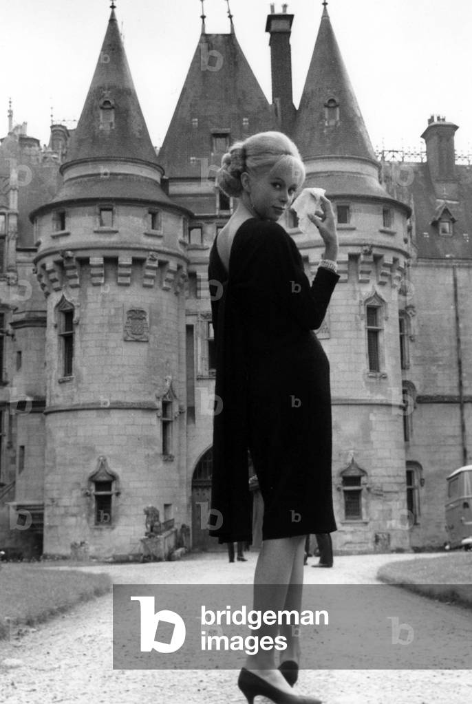 L'actrice française Mireille Darc Tournant les premières scènes du film La grande chasse d'espion au Château de Vigny le 14 août 1964 (photo b/w)