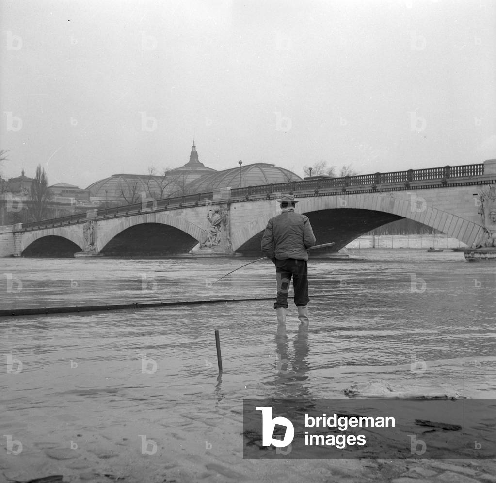 Floods of the Seine, Paris, 1952 (b/w photo)