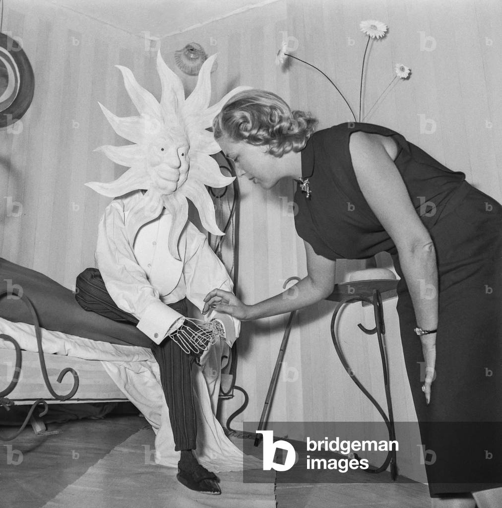 Preparation for the woman and beauty festival at the Palais de Glace in Paris, October 2, 1951 (b/w photo)