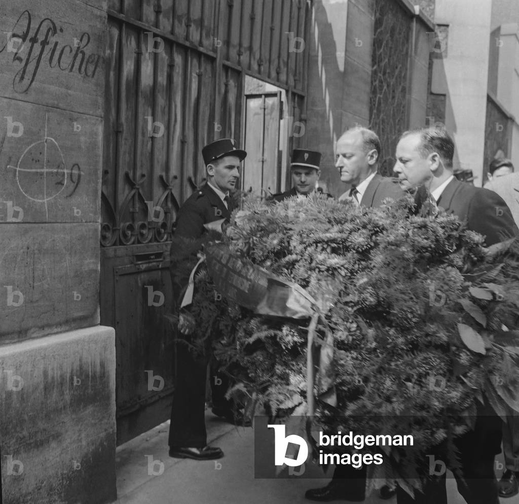 Jeanson trial (Jeanson network : group of French leftwing militants who helped the FLN during Algerian War) : Jacques Foulquier and Alain Griotteray putting flowers in memory of the victims of the terrorists, September 7, 1960 (b/w photo)