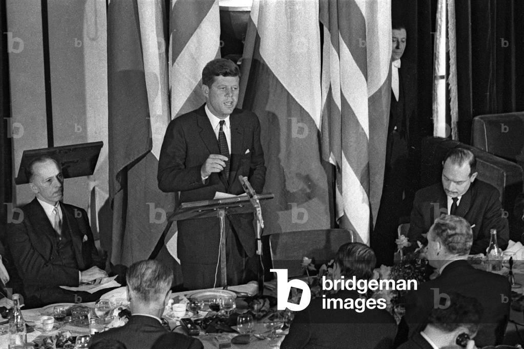 Visit of American president John F. Kennedy in Paris : here during a lunch organized by diplomatic press, June 2, 1961, Palais de Chaillot. On l : Robert de Saint-Jean, president of the diplomatic press (b/w photo)