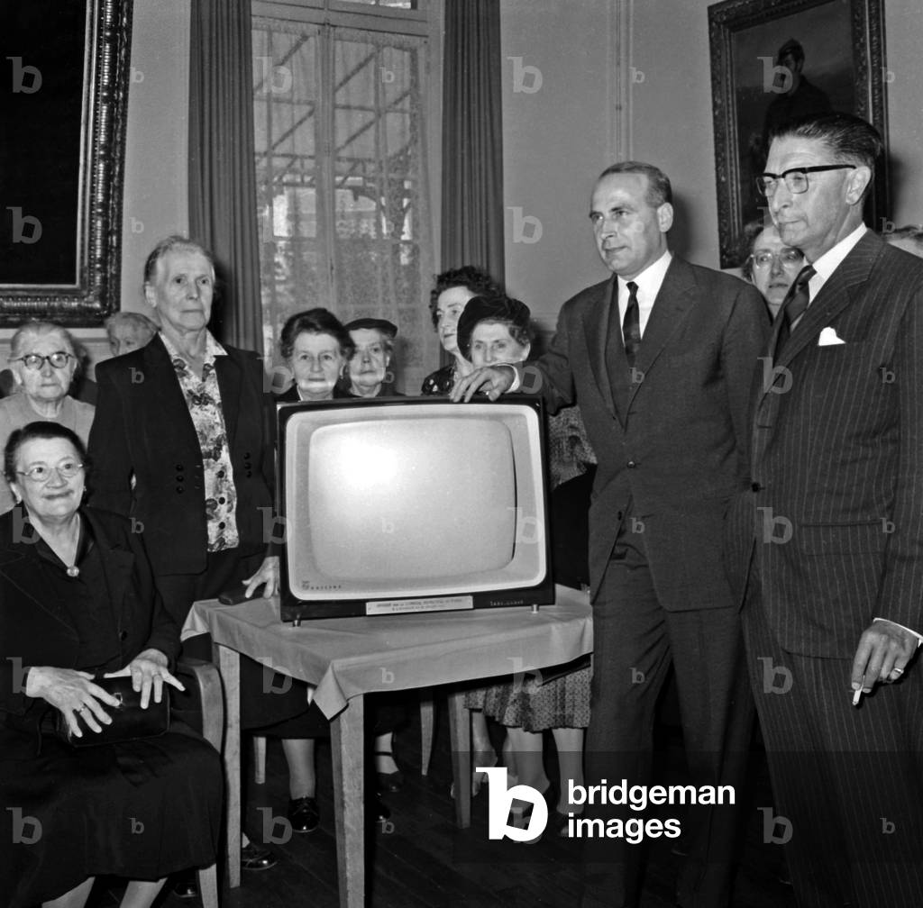 Poste De Tele At Hospices De People Ages In Paris Rue De Bagnolet Taittinger Et Damelont Le 3 octobre 1962 Neg: B51497 (b/w photo)