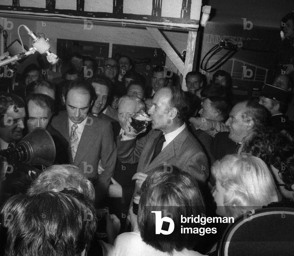 Paris agriculture show, March 3, 1975 : French president Valery Giscard d'Estaing (VGE) drinking beer (b/w photo)