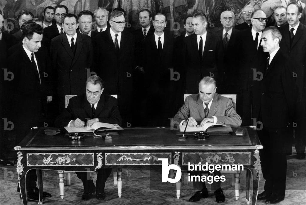 Leonid Brejnev and Georges Pompidou Signing Cooperation on October 30, 1971 in Paris (b/w photo)