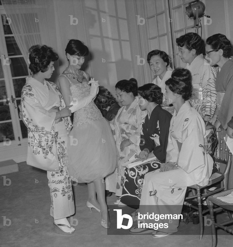 Directors of Japanese sewing school, September 16, 1960 : here visiting Maggy Rouff fashion house (b/w photo)