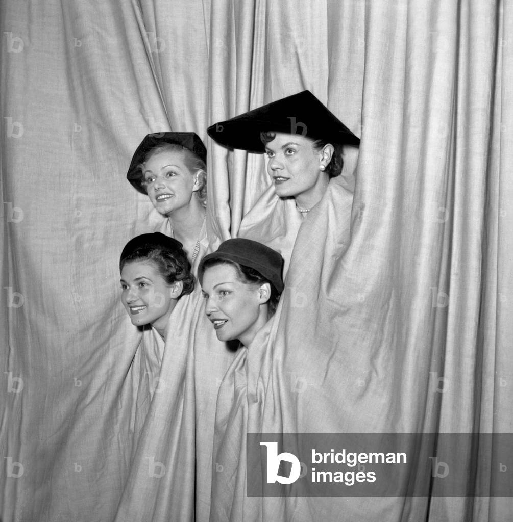 Paquin Fashion Show (For Winter) on July 27, 1950 : Presentation of Hats (b/w photo)