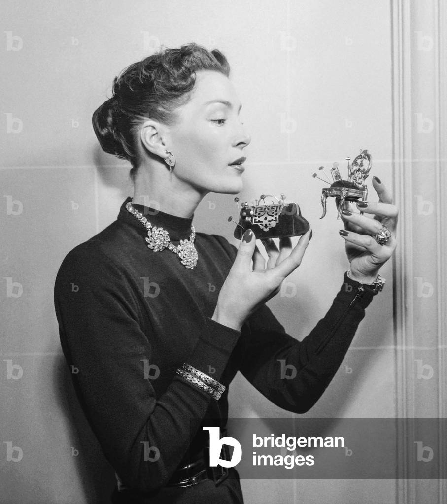 Christian Dior fashion, Paris, January 1951 : jewels (b/w photo)