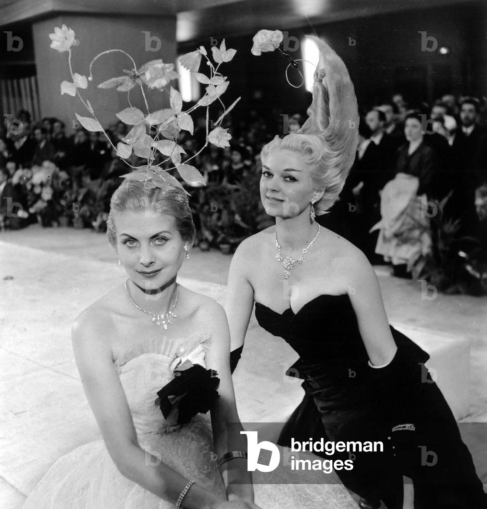 Presentation of Excentrique Hairtsyle in Paris on October 11, 1955 (b/w photo)
