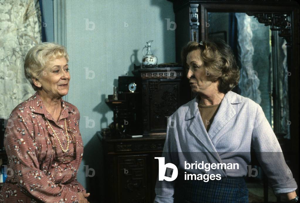 Danielle Darrieux (Dans Le Role D'Adrienne) Avec Renee Faure (Antoinette) Dans Une Scene De L'Age Vermeil De Rogerkahane Pour Antenne 2 Le 5 Juillet 1983. (photo)