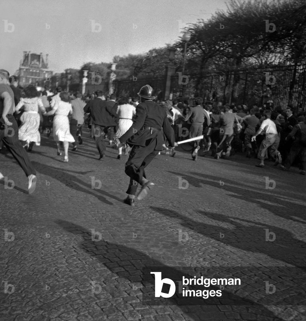 Demonstration on the Place de la Concorde in Paris against visit of the US Chief of Staff, August 1949 (b/w photo)