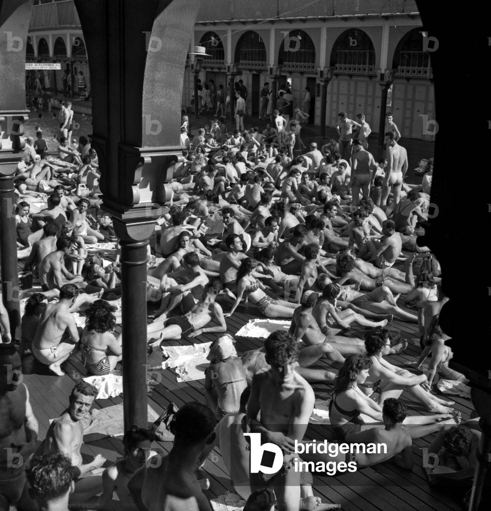 The Crowd at Deligny Swimming Pool, Paris, Late July 1948 (Scorching Heat) (b/w photo)