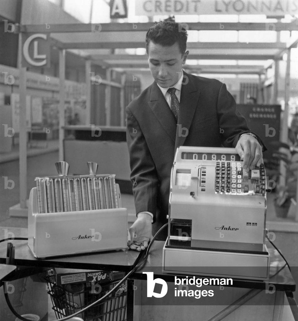 Trade items trade show, Paris, October 17, 1960 : a cash register (b/w photo)