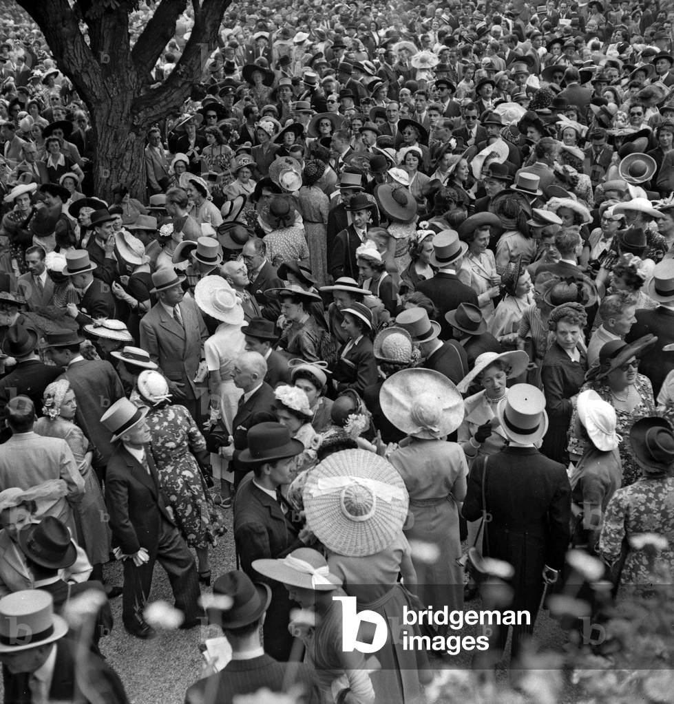 Grand Prix de Paris (horse race), Longchamp racecourse, Paris, June 26, 1949 : the crowd (b/w photo)