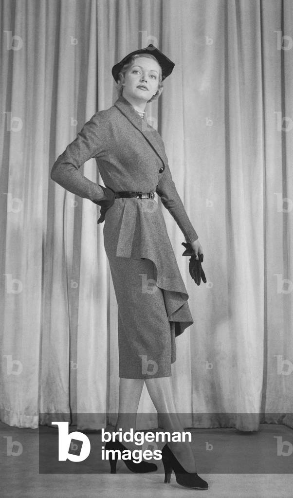 Presentation of Paquin fashion, Paris, August 17, 1950 : a dress (b/w photo)