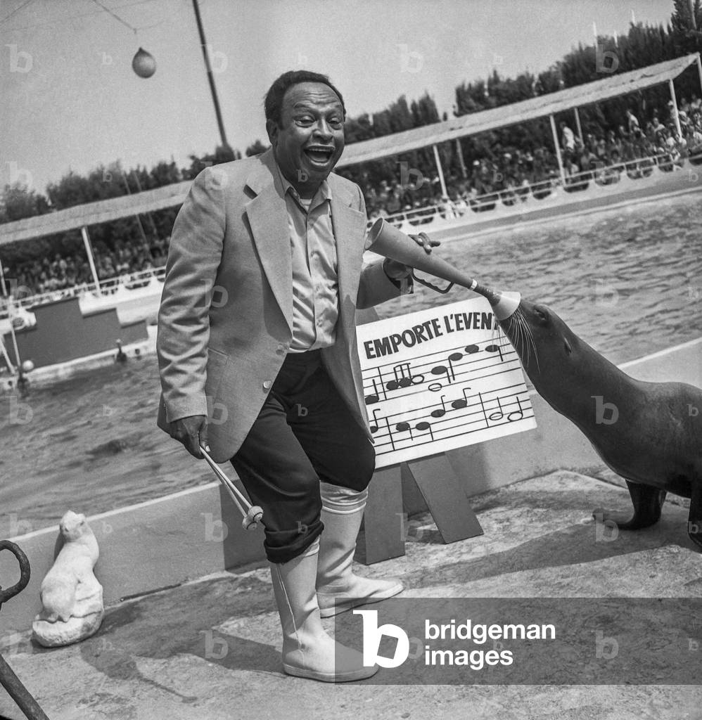 Lionel Hampton with the sea-lion Sleeky playing the vibraphone at the Marineland in Antibes, French Riviera, July 9, 1979 (b/w photo)