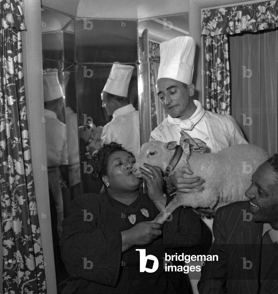Velma Middleton kissing a sheep at the restaurant 