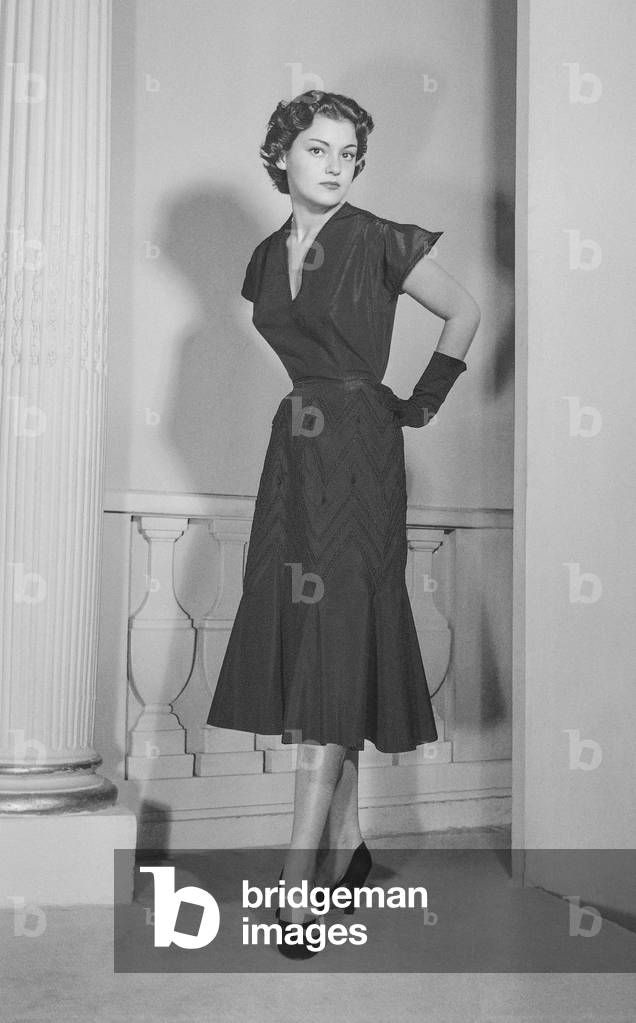 Carven Fashion, 1950-1951 Autumn/Winter, August 1950 : a dress (b/w photo)