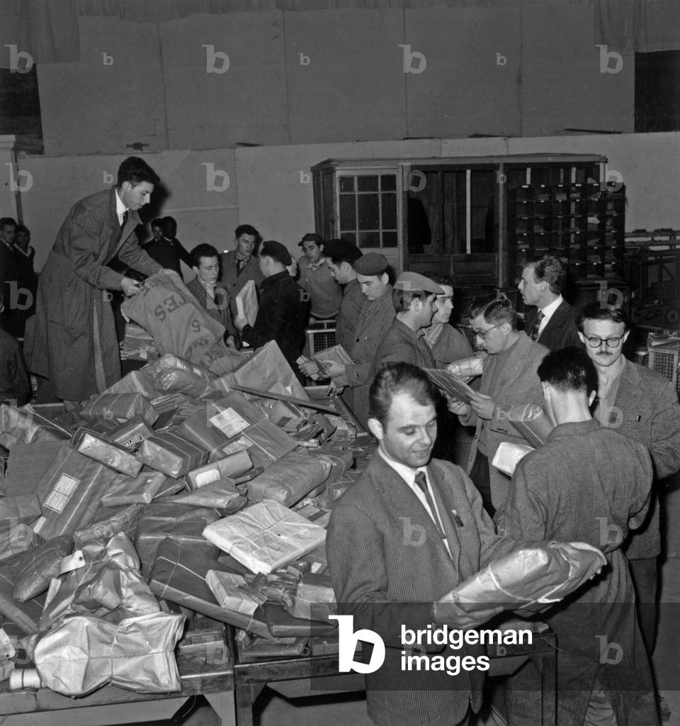 Auxiliary Ptt Office Open at the Exhibition Centre (Porte Deversailles) To Face End-of-Year Mail: 250 Million Letters and Cards Sent Between December 15th and January 15th: Here Employees Mobilised for the Distribution of Packages December 28th 1959 (b/w photo)