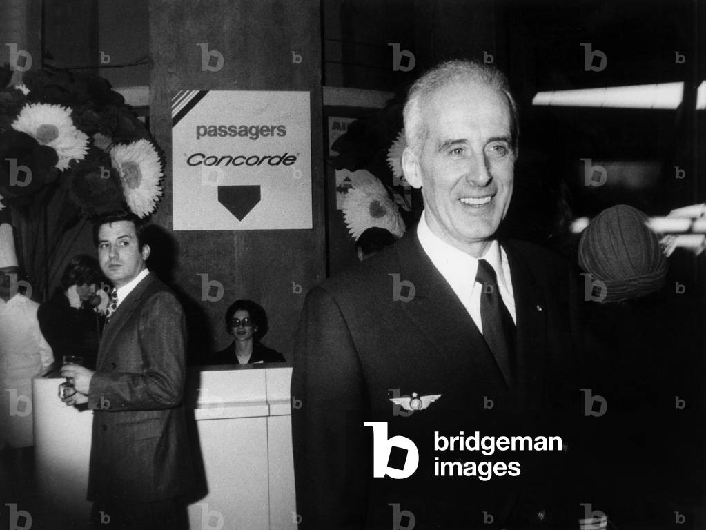 Commander Pierre Duval S appreting to Penetrer at the Concorde Flight Deck January 21, 1976 S Flying at Roissy Airport for his First Commercial Flight With Passengers on the Trajat Paris Rio De Janeiro (b/w photo)
