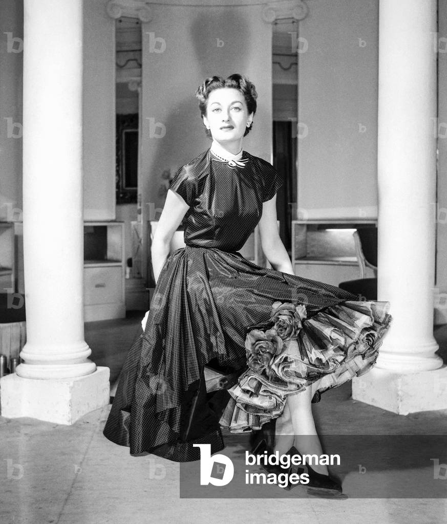Madeleine Vramant fashion, Paris, February 12, 1952 : dress (b/w photo)