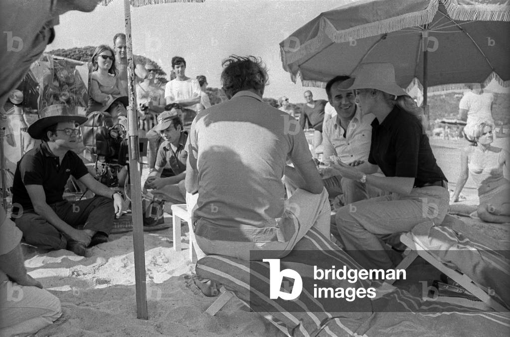L'actrice française Catherine Deneuve, l'acteur français Michel Piccoli et le réalisateur français Alain Cavalier sur le tournage du film « Heartbeat » à Saint Tropez le 21 juin 1968