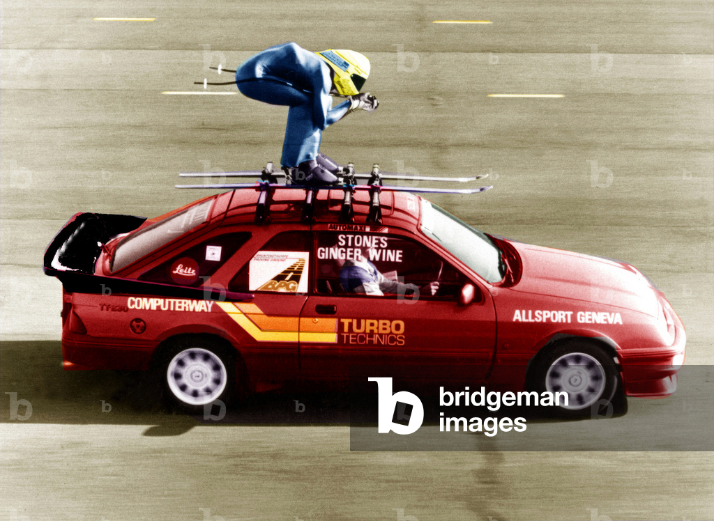 Stunt : A Skier on The Roof Rack of A Car (photo)