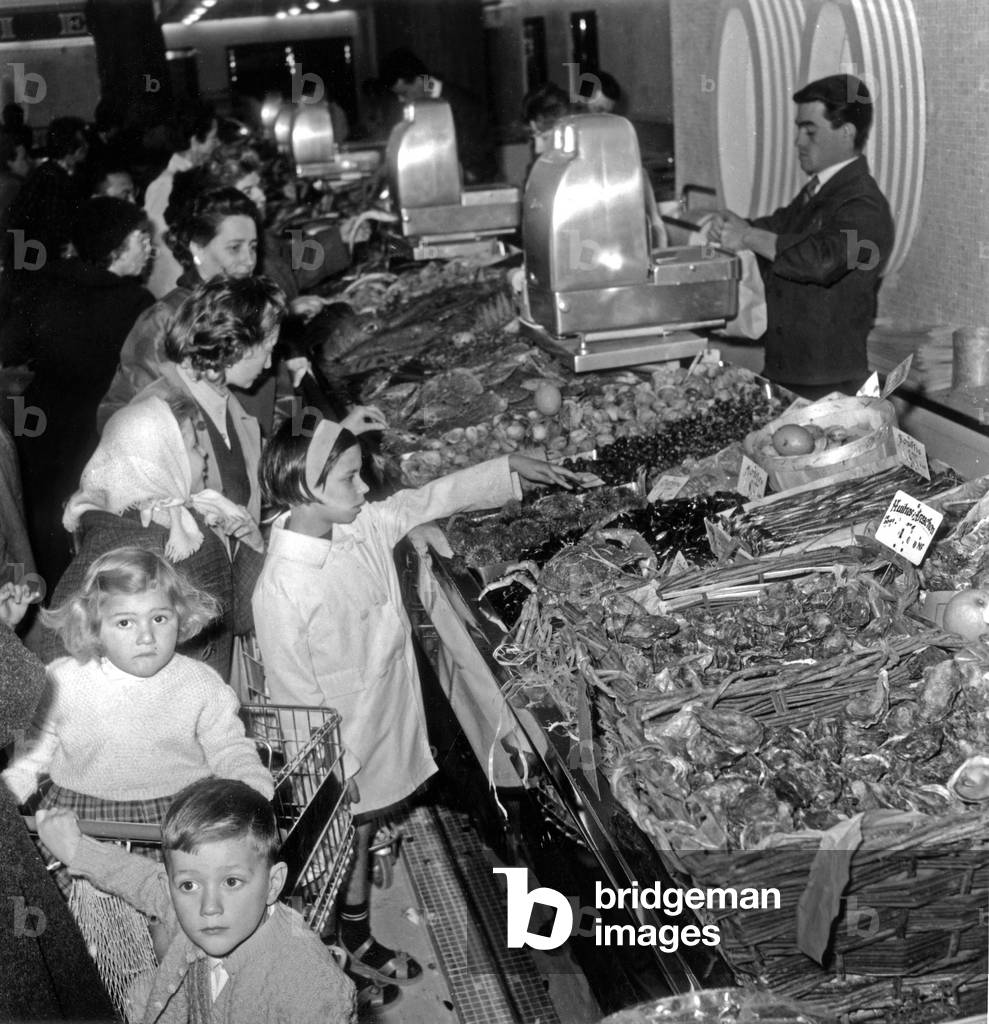 Supermarket Inno-Montparnasse May 03, 1962 (b/w photo)
