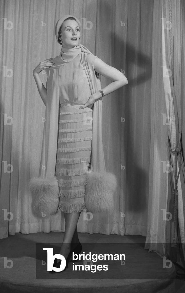 Presentation of Balmain fashion, Paris, February 1950 : suit with skirt and long scarf (b/w photo)