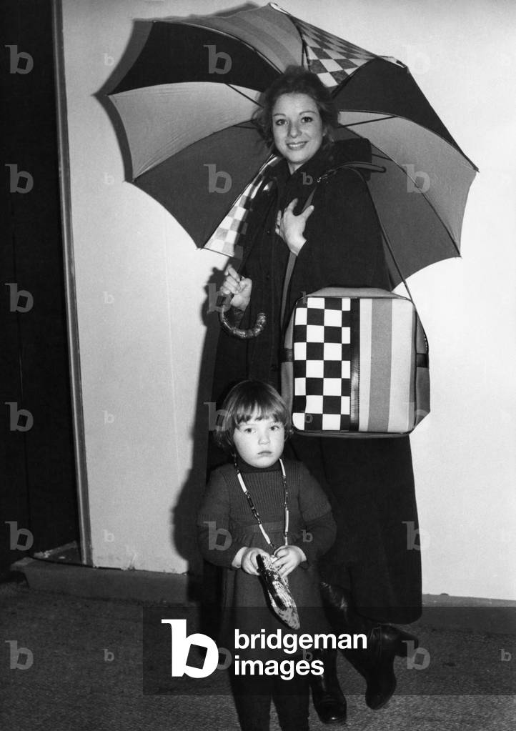 Agathe Nathanson And Her Daughter Philomene At The 22nd Spring Exhibition Of Leather Goods, Porte De Versailles, January 17, 1974 (b/w photo)
