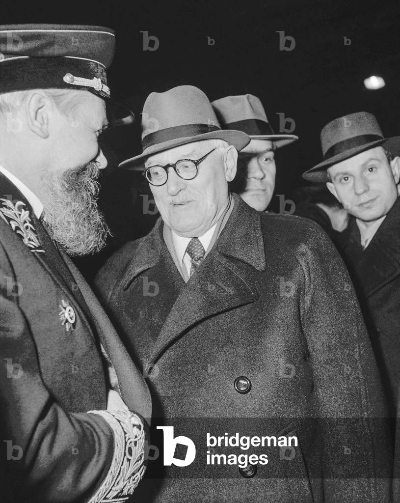 Andrei Vychinski quittant Paris pour Moscou, en train, le 23 janvier 1952 neg:55283  ---  Andrei Vychinski leaving Paris for Moscow, by train, January 23, 1952 (b/w photo)