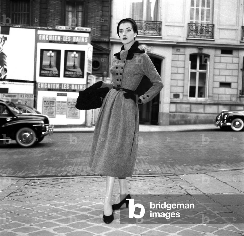 Presentation on August 18, 1954 of Fashion By Jacques Fath For Winter 1954-1955 : Coat (b/w photo)