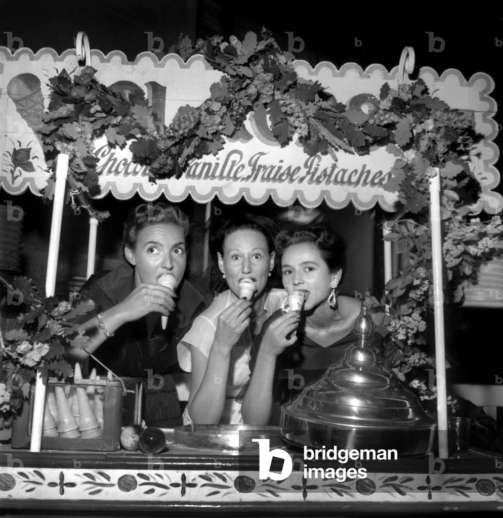 3 Young Models Eating Ice Creams in Paris on June 19, 1952 during Flower Exhibition (b/w photo)